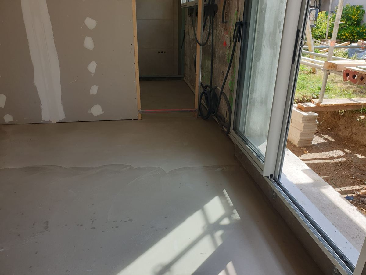 Sol préparé au ragréage autolissant avant pose du revêtement, cloisons en plaques de plâtre montées