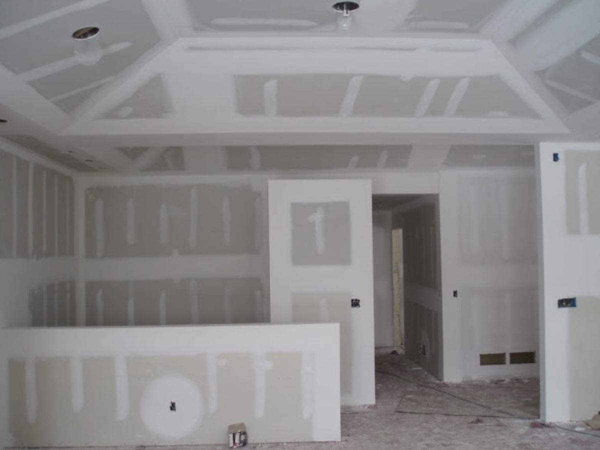 Plaques de plâtre posées au mur et en faux-plafond, bandes à joint enduites avant ponçage